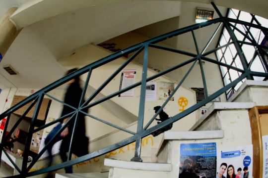 Μία (1) εργασία για 106 φοιτητές