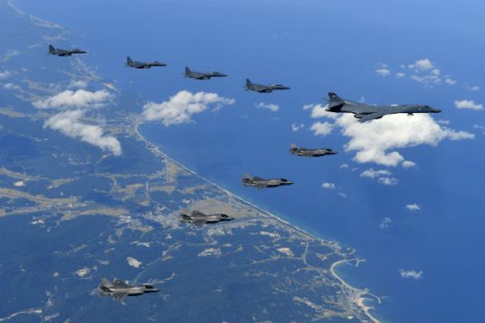 Απειλές για κατάρριψη βομβαρδιστικών των ΗΠΑ από τη Β. Κορέα