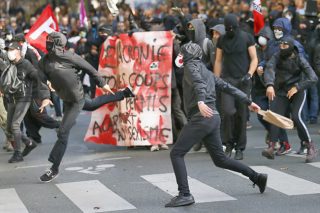 Οι διαδηλώσεις δεν σκοτίζουν τον Μακρόν