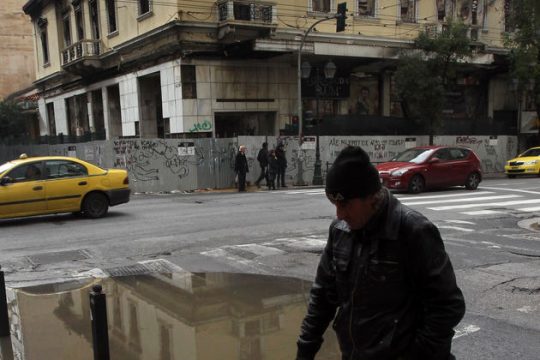 Μένουν αποκαΐδια «Απόλλων» και «Αττικόν»