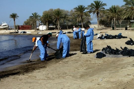 Ενημερώνεται αύριο η Βουλή για την πετρελαιοκηλίδα