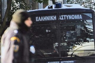 Με χειροπέδες τραυματίας στο ΚΑΤ