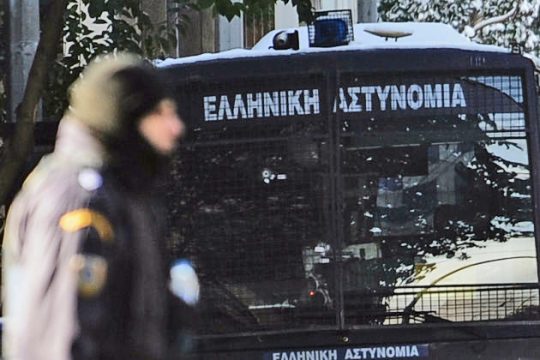 Με χειροπέδες τραυματίας στο ΚΑΤ