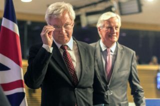 Αργά… και βασανιστικά βήματα προς το Brexit