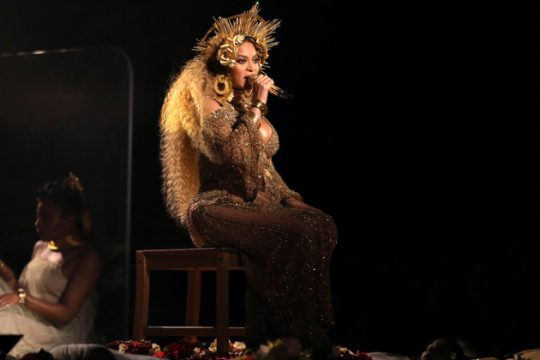 Η Beyoncé παίζει… punk;