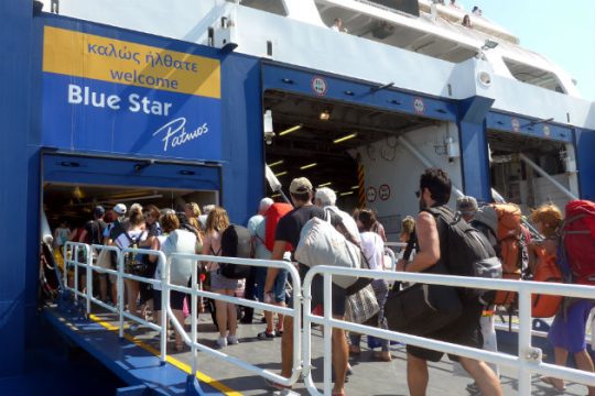 Αποκολλήθηκε από την ξέρα το Blue Star Patmos