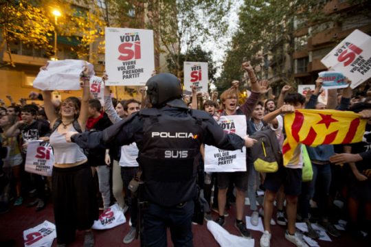 Από τη μία ο λαός, από την άλλη κράτος και αστυνομία