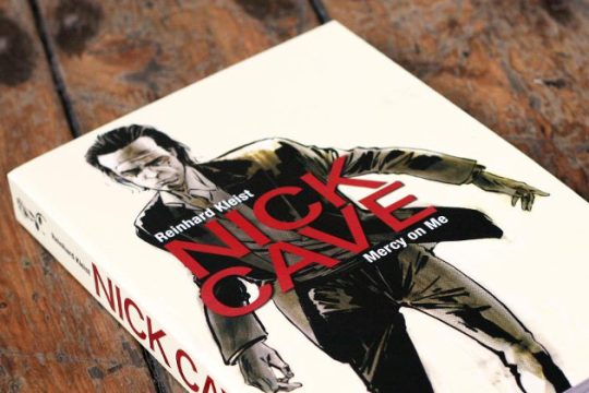Η σκοτεινή ζωή του Nick Cave σε ασπρόμαυρο και όχι μόνο φόντο