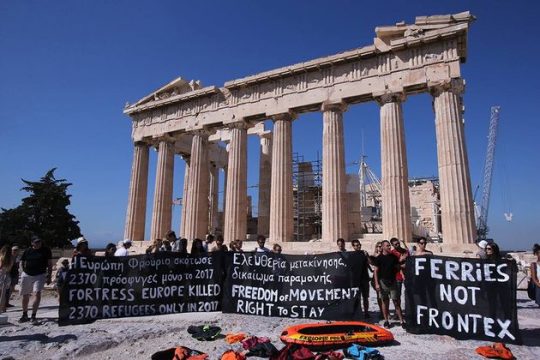 Συμβολική δράση κατά της «Ευρώπης-Φρούριο» από το City Plaza