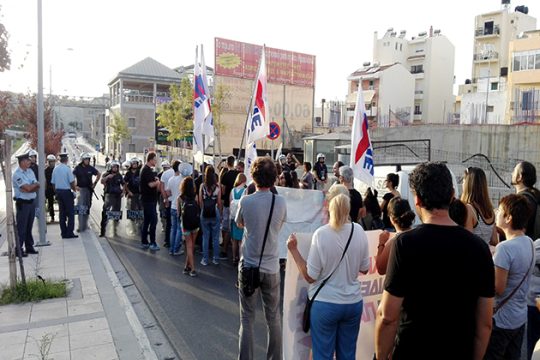 Μέσα συνέδριο, απ’ έξω διαδηλώσεις