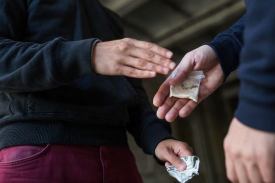 «Ντίλερ» ναρκωτικών σε λεωφορείο εν κινήσει