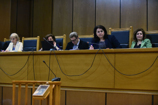 «Παλιοκουμμούνια, φύγετε από εδώ, θα πεθάνετε»