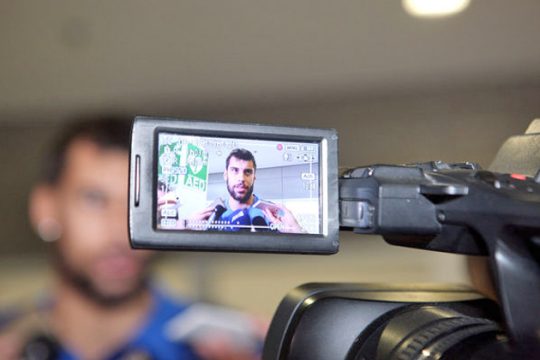 «Να αγαπηθεί και από τους… μέσα»