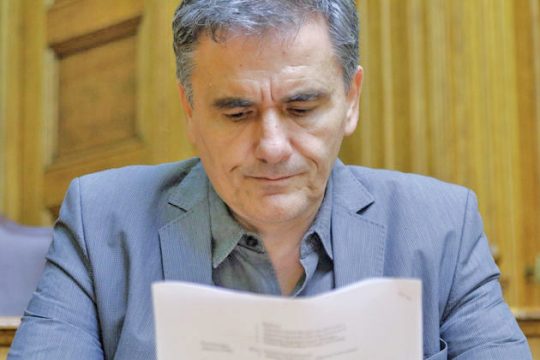 Το «κραχ» στα έσοδα επισπεύδει τα νέα μέτρα