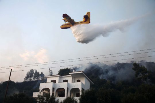 Ολονύχτια μάχη με τις φλόγες στη Χαλκιδική