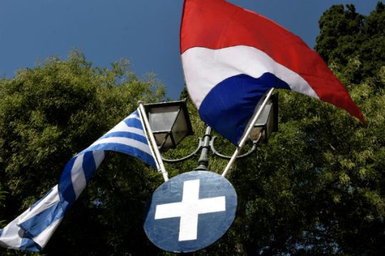 Δώρα και μέτρα στις βαλίτσες του Μακρόν