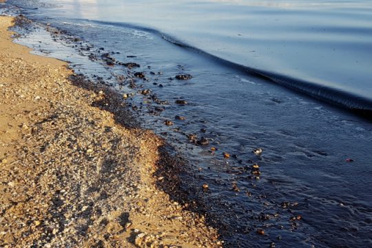 Η πετρελαιοκηλίδα στη Γλυφάδα – σε εξέλιξη η απάντληση