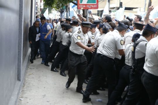 Με κλούβες έφυγαν βουλευτές από τη Βουλή στην Γουατεμάλα