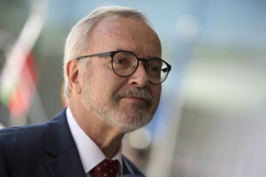 Χόγιερ από την Αθήνα: Θα παραμείνω πρόεδρος της ΕΤΕπ