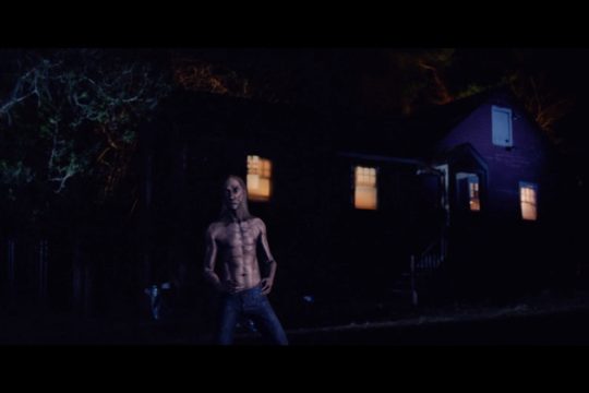 Το νέο βίντεο του Iggy «στοιχειώνει»