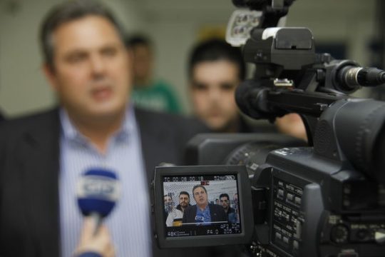Θέλουν να κάψουν τη γούνα του Καμμένου