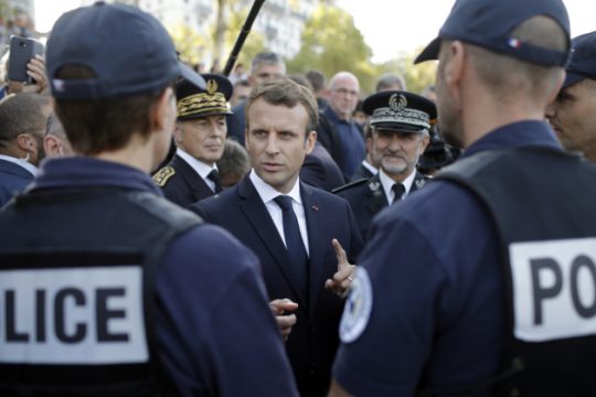 «Κίτρινες κάρτες» στον Μακρόν