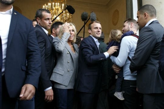 Οι πράξεις του προέδρου Μακρόν διαψεύδουν τα οράματά του