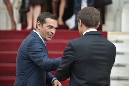 Ηandelsblatt: Κατάσταση win-win από την επίσκεψη Μακρόν στην Ελλάδα