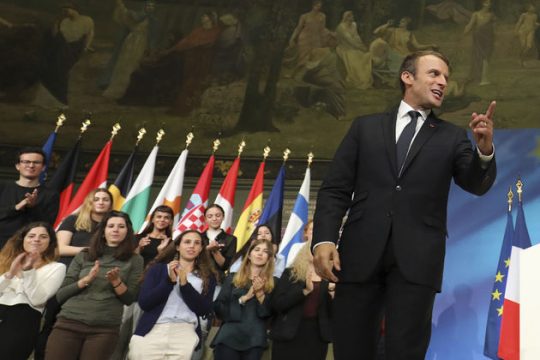 Προβάρει το κοστούμι του νέου ηγέτη