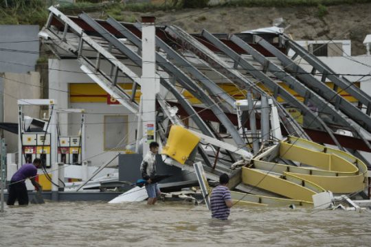 Η «Μαρία» έπνιξε το Πουέρτο Ρίκο και προχωρεί