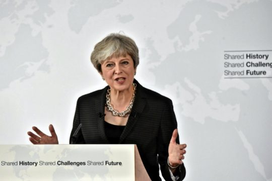 Μεταβατική περίοδο δύο ετών μετά το Brexit ζήτησε η Μέι