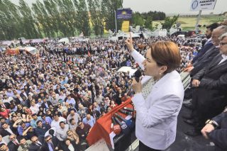 Η «μάνα των Τούρκων» που κοντράρει τον Ερντογάν