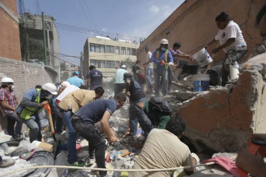 Εκατοντάδες νεκροί από τον ισχυρό σεισμό στο Μεξικό