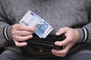 «Ψαλίδι» στα ειδικά μισθολόγια