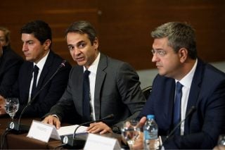 Υποσχέσεις… λίγες και για τους… λίγους