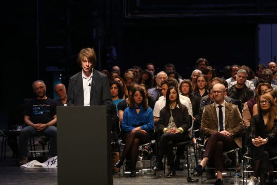 «Να διαφυλάξουμε την ανεξαρτησία της documenta από πολιτικά συμφέροντα»
