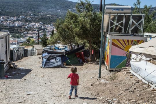 «Παιδιά σε κίνδυνο λόγω υπερπληθυσμού των δομών»