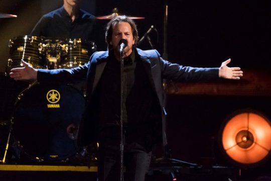 Eddie Vedder: Rock σταρ και… καλλιτέχνης του δρόμου