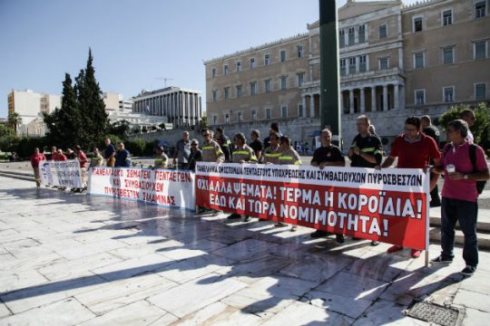 Στους δρόμους πυροσβέστες και συνταξιούχοι