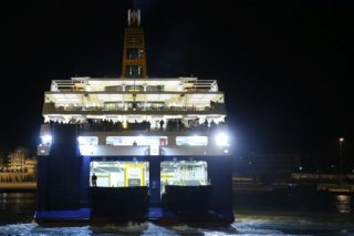 Δύσκολο το έργο των δυτών στο προσαραγμένο Blue Star Patmos