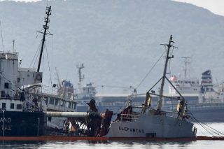 Νέα βύθιση πλοίου και μάχη με τη θαλάσσια ρύπανση