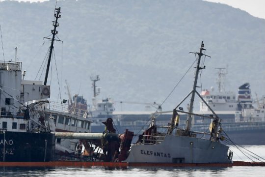 Νέα βύθιση πλοίου και μάχη με τη θαλάσσια ρύπανση