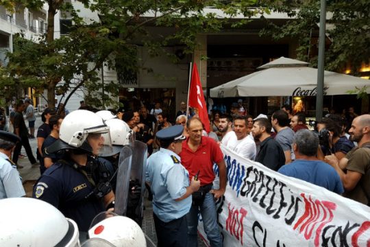 Ένταση στην πορεία της ΛΑ.Ε. κατά του Μακρόν