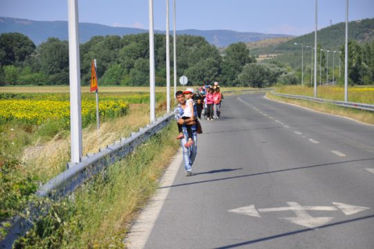 Παράτησαν 77 πρόσφυγες στην εθνική οδό