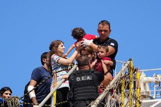 Παιδιά και έγκυοι μεταξύ των προσφύγων που διασώθηκαν