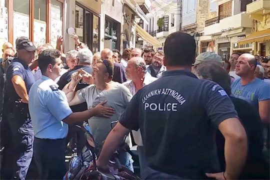 Κατάσχεση επιχείρησης με τα ΜΑΤ