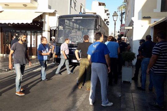 Επεισοδιακή κατάσχεση στο Ρέθυμνο – Φωτιά στα γραφεία του ΣΥΡΙΖΑ