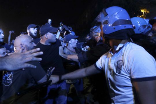 Νεοφασίστες εμπόδισαν είσοδο μεταναστών σε εργατική πολυκατοικία
