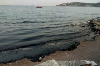 Αγώνας δρόμου για την αντιμετώπιση της ρύπανσης στον Σαρωνικό