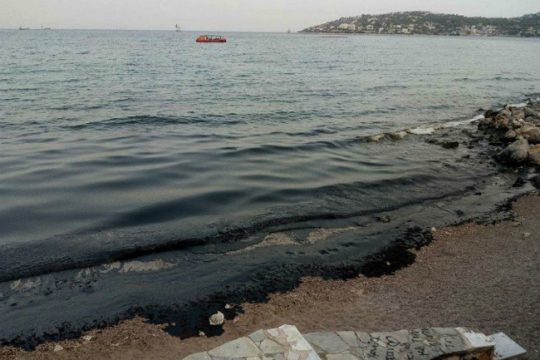 Αγώνας δρόμου για την αντιμετώπιση της ρύπανσης στον Σαρωνικό